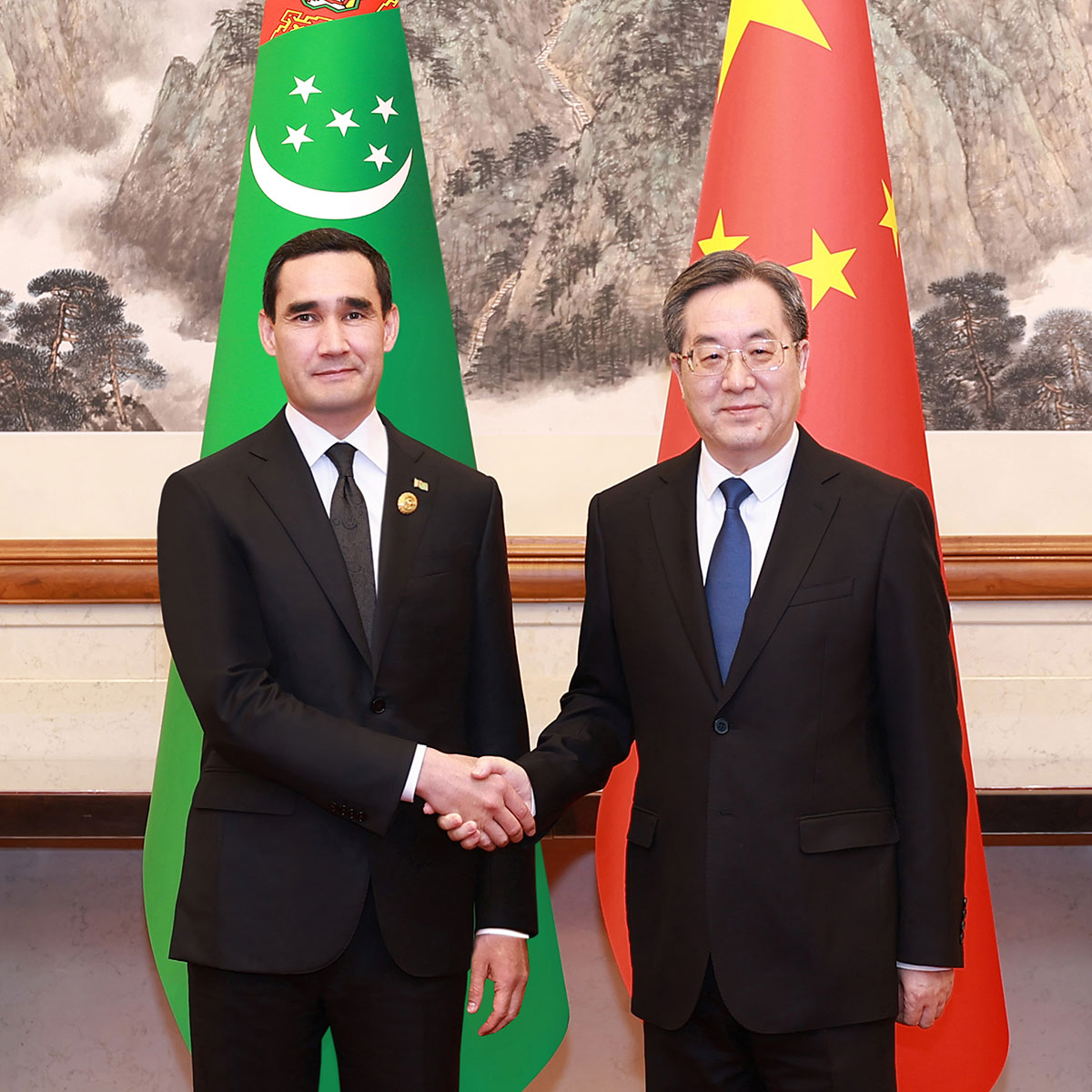 https://tds.gov.tm/assets/news/turkmenistanyn-prezidenti-hhr-in-dowlet-genesinin-premyerinin-birinji-orunbasary-bilen-dususdy-05-09-2025-17-17-06/mGziDyMazr.jpg